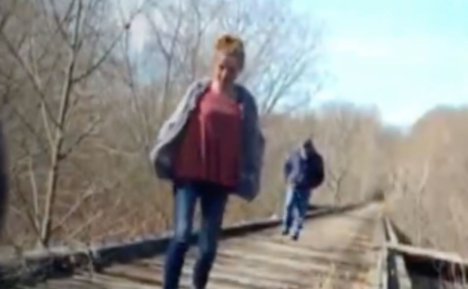 Dve devojčice šetale šumom, spazile čudnog čoveka koji ih prati, uzele da snimaju, a od tada im se gubi trag: Posle 5 godina, penzionerka dolazi do šok saznanja - featured image Dve devojčice šetale šumom, spazile čudnog čoveka koji ih prati, uzele da snimaju, a od tada im se gubi trag: Posle 5 godina, penzionerka dolazi do šok saznanja - featured image