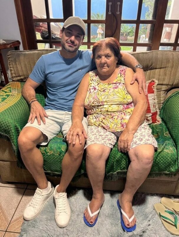 Moja 76-godišnja majka me je preklinjala da je ne ostavljam samu sa svojim 28-godišnjim sinom. Svake noći zaključavao je vrata njene spavaće sobe, a svakog jutra izgledala je sve prestravljenije. Ali kada sam postavila skrivenu kameru i videla šta joj donosi u sobu u tri sata ujutru, odmah sam pozvala policiju… - featured image Moja 76-godišnja majka me je preklinjala da je ne ostavljam samu sa svojim 28-godišnjim sinom. Svake noći zaključavao je vrata njene spavaće sobe, a svakog jutra izgledala je sve prestravljenije. Ali kada sam postavila skrivenu kameru i videla šta joj donosi u sobu u tri sata ujutru, odmah sam pozvala policiju… - featured image