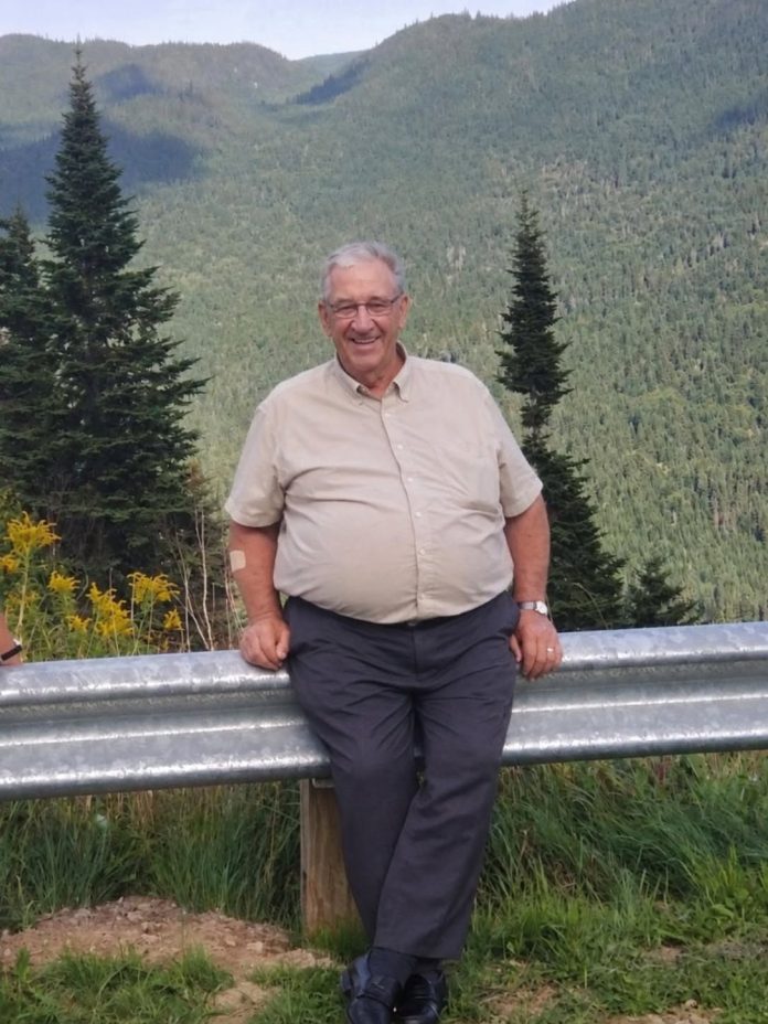 Kad mi se Parkinsonova bolest pogoršala, moja su djeca počela šaptati iza mojih leđa, uzela su mi ključeve od kuće i moje dokumente… A onda su me jednog jutra odvezla u planine i rekla mi da izađem - featured image Kad mi se Parkinsonova bolest pogoršala, moja su djeca počela šaptati iza mojih leđa, uzela su mi ključeve od kuće i moje dokumente… A onda su me jednog jutra odvezla u planine i rekla mi da izađem - featured image