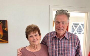 Moj muž je stalno govorio: „Ti samo nosiš tanjire, dok ja radim pravi posao.“ A onda je jedne večeri njegov šef ušao u restoran, ugledao me u konobarskoj uniformi i iznenada ustao od stola… 😨💔 Moj muž je stalno govorio: „Ti samo nosiš tanjire, dok ja radim pravi posao.“ A onda je jedne večeri njegov šef ušao u restoran, ugledao me u konobarskoj uniformi i iznenada ustao od stola… 😨💔 - featured image