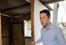 Vratio se podijeliti imovinu nakon razvoda… i pronašao bivšu suprugu kako spava u baraci s njihovim sinom. Vratio se podijeliti imovinu nakon razvoda… i pronašao bivšu suprugu kako spava u baraci s njihovim sinom. - featured image
