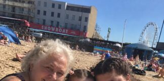 😱💔 Moja svekrva godinama je prekomjerno hranila moje dvije kćeri, tvrdeći da to radi za njihovo zdravlje. Ali kada se moja mlađa kći onesvijestila na plaži, liječnici su otkrili nešto ZASTRAŠUJUĆE. A kada su pitali što je baka potajno miješala u njihovu hranu, UKOČILA SAM SE OD UŽASA… 💔🥺‼️ 😱💔 Moja svekrva godinama je prekomjerno hranila moje dvije kćeri, tvrdeći da to radi za njihovo zdravlje. Ali kada se moja mlađa kći onesvijestila na plaži, liječnici su otkrili nešto ZASTRAŠUJUĆE. A kada su pitali što je baka potajno miješala u njihovu hranu, UKOČILA SAM SE OD UŽASA… 💔🥺‼️ - featured image
