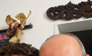 Muž mi je rekao: „Nikada nikome ne govori šta sam uradio našoj kćerki.“ Ukočila sam se od šoka, a zatim potrčala prema njoj, nekontrolisano jecajući, ali me on zgrabio za ruku… Muž mi je rekao: „Nikada nikome ne govori šta sam uradio našoj kćerki.“ Ukočila sam se od šoka, a zatim potrčala prema njoj, nekontrolisano jecajući, ali me on zgrabio za ruku… - featured image