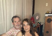 „Nakon 28 godina braka, moj suprug je iznenada počeo zaključavati vrata naše spavaće sobe svake noći, tačno u 2:13 ujutro. Jedne noći pretvarala sam se da spavam i potajno krenula za njim. Ali kada sam iznutra začula glas vlastite majke, krv mi se sledila u žilama… A kada sam pogledala kroz ključanicu i vidjela šta moj suprug radi, morala sam rukom prekriti usta kako ne bih vrisnula…“ „Nakon 28 godina braka, moj suprug je iznenada počeo zaključavati vrata naše spavaće sobe svake noći, tačno u 2:13 ujutro. Jedne noći pretvarala sam se da spavam i potajno krenula za njim. Ali kada sam iznutra začula glas vlastite majke, krv mi se sledila u žilama… A kada sam pogledala kroz ključanicu i vidjela šta moj suprug radi, morala sam rukom prekriti usta kako ne bih vrisnula…“ - featured image