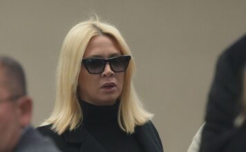 NEVIĐENI SKANDAL!!!SUPRUGA OŽENJENOG ih uhvatila kod MILICE u stanu i razvalila vrata nakon čega je FIZIČKI nasrnula na nju!!!(VIDEO) NEVIĐENI SKANDAL!!!SUPRUGA OŽENJENOG ih uhvatila kod MILICE u stanu i razvalila vrata nakon čega je FIZIČKI nasrnula na nju!!!(VIDEO) - featured image