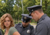 Dva saobraćajna policajca zaustavila su mladu ženu bez ikakvog očiglednog razloga, grubo je pritisnula uz automobil i stavila joj lisice na ruke. Međutim, kada je jedan od policajaca, na njen zahtjev, posegnuo u džep njenog šorca, obojica su se ukočila od šoka kada su vidjela šta se unutra nalazi. 😱😱 Dva saobraćajna policajca zaustavila su mladu ženu bez ikakvog očiglednog razloga, grubo je pritisnula uz automobil i stavila joj lisice na ruke. Međutim, kada je jedan od policajaca, na njen zahtjev, posegnuo u džep njenog šorca, obojica su se ukočila od šoka kada su vidjela šta se unutra nalazi. 😱😱 - featured image