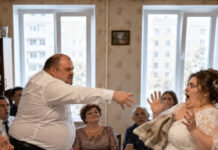 Samo nekoliko sati nakon našeg vjenčanja, moj suprug bacio mi je prljavu kuhinjsku krpu u lice pred cijelom svojom obitelji i naredio mi da kleknem i očistim umak koji je njegova majka namjerno prolila. Bio je uvjeren da ga, sada kada sam postala njegova supruga, nikada neću napustiti i da ću brzo naučiti obiteljska „pravila”. Ali nije imao pojma što ću učiniti samo nekoliko minuta kasnije… Samo nekoliko sati nakon našeg vjenčanja, moj suprug bacio mi je prljavu kuhinjsku krpu u lice pred cijelom svojom obitelji i naredio mi da kleknem i očistim umak koji je njegova majka namjerno prolila. Bio je uvjeren da ga, sada kada sam postala njegova supruga, nikada neću napustiti i da ću brzo naučiti obiteljska „pravila”. Ali nije imao pojma što ću učiniti samo nekoliko minuta kasnije… - featured image