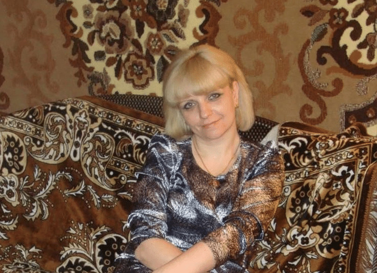 🔞😱💔 S 47 godina upoznala sam muškarca na Facebooku koji je od mene tražio da mu svake večeri šaljem istu fotografiju. Tri mjeseca kasnije nazvala me nepoznata žena i počela vrištati: „ZAR VAS NIJE SRAM?! VAŠA FOTOGRAFIJA NALAZI SE NA RAZNIM STRANICAMA !” Ali kad sam otvorila poveznicu koju mi je poslala i pročitala što je tamo pisalo… Poželjela sam da to nikada nisam vidjela… 🥺👇💔 - featured image 🔞😱💔 S 47 godina upoznala sam muškarca na Facebooku koji je od mene tražio da mu svake večeri šaljem istu fotografiju. Tri mjeseca kasnije nazvala me nepoznata žena i počela vrištati: „ZAR VAS NIJE SRAM?! VAŠA FOTOGRAFIJA NALAZI SE NA RAZNIM STRANICAMA !” Ali kad sam otvorila poveznicu koju mi je poslala i pročitala što je tamo pisalo… Poželjela sam da to nikada nisam vidjela… 🥺👇💔 - featured image