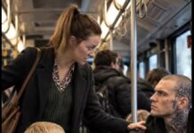 U autobusu je mlada žena s dvoje djece napravila veliku scenu zbog sjedišta i počela vikati na istetoviranog mladića, zahtijevajući da odmah ustane. Ali kada je mladić konačno ustao, cijeli autobus je zanijemio nakon što su putnici ugledali šta je sve vrijeme skrivao. 😨 U autobusu je mlada žena s dvoje djece napravila veliku scenu zbog sjedišta i počela vikati na istetoviranog mladića, zahtijevajući da odmah ustane. Ali kada je mladić konačno ustao, cijeli autobus je zanijemio nakon što su putnici ugledali šta je sve vrijeme skrivao. 😨 - featured image