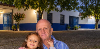 „Mama, svaki put kada me djed kupa, traži da igramo jednu igru. Moram zatvoriti oči, a dok su zatvorene, on nešto radi…“ Kada mi je kćerka to rekla, ukočila sam se. Sljedećeg dana otvorila sam vrata kupatila bez upozorenja, a od prizora koji sam zatekla počele su mi drhtati noge. 😱💔 „Mama, svaki put kada me djed kupa, traži da igramo jednu igru. Moram zatvoriti oči, a dok su zatvorene, on nešto radi…“ Kada mi je kćerka to rekla, ukočila sam se. Sljedećeg dana otvorila sam vrata kupatila bez upozorenja, a od prizora koji sam zatekla počele su mi drhtati noge. 😱💔 - featured image