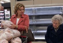 Bogata žena kupila je sve ćurke na akciji, dok je starija baka preklinjala da ostavi bar jednu za svog bolesnog unuka. Tada se iz zvučnika supermarketa začuo muški glas, a žena je odjednom prebledela. Bogata žena kupila je sve ćurke na akciji, dok je starija baka preklinjala da ostavi bar jednu za svog bolesnog unuka. Tada se iz zvučnika supermarketa začuo muški glas, a žena je odjednom prebledela. - featured image