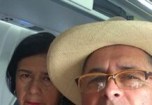 Nakon 52 godine braka, moj muž me je poveo avionom, ne rekavši mi kuda idemo. Na polovini leta, čvrsto mi je stegao ruku i šapnuo: „Posle današnjeg dana, svoju decu više nikada nećeš videti.“ Zurila sam u čoveka s kojim sam provela čitav život, prestravljena onim što je time želeo da kaže… Nakon 52 godine braka, moj muž me je poveo avionom, ne rekavši mi kuda idemo. Na polovini leta, čvrsto mi je stegao ruku i šapnuo: „Posle današnjeg dana, svoju decu više nikada nećeš videti.“ Zurila sam u čoveka s kojim sam provela čitav život, prestravljena onim što je time želeo da kaže… - featured image