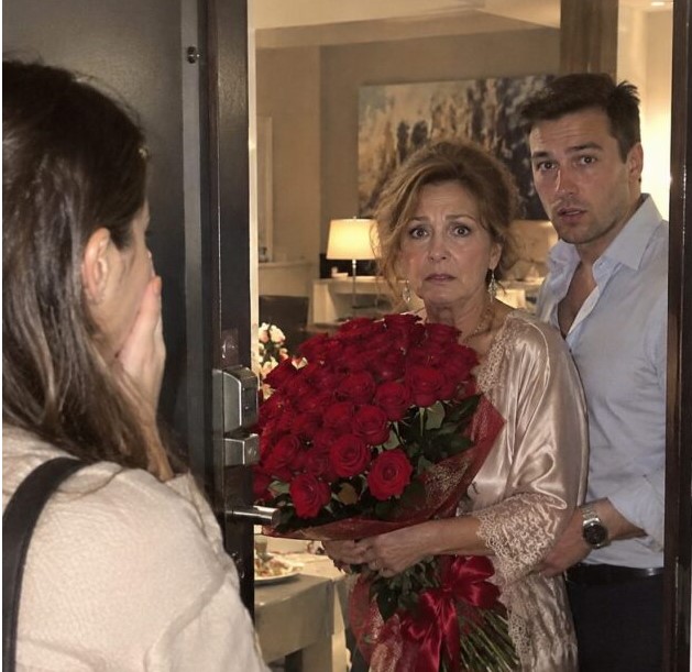 😱💔 Pratila sam svog muža kako bih ga uhvatila s ljubavnicom… Ali kad su se vrata otvorila, ugledala sam vlastitu majku kako drži njegove ruže! 🌹😨 - featured image 😱💔 Pratila sam svog muža kako bih ga uhvatila s ljubavnicom… Ali kad su se vrata otvorila, ugledala sam vlastitu majku kako drži njegove ruže! 🌹😨 - featured image